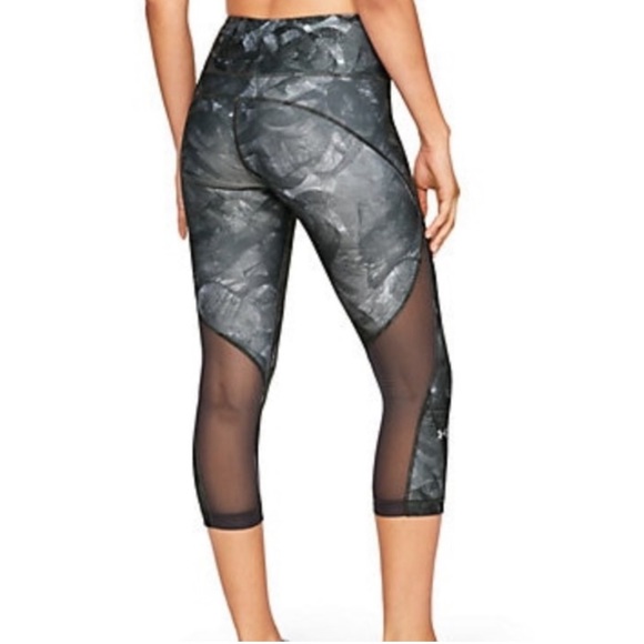 Under Amour Gray Patterned Capri - Picture 2 of 9